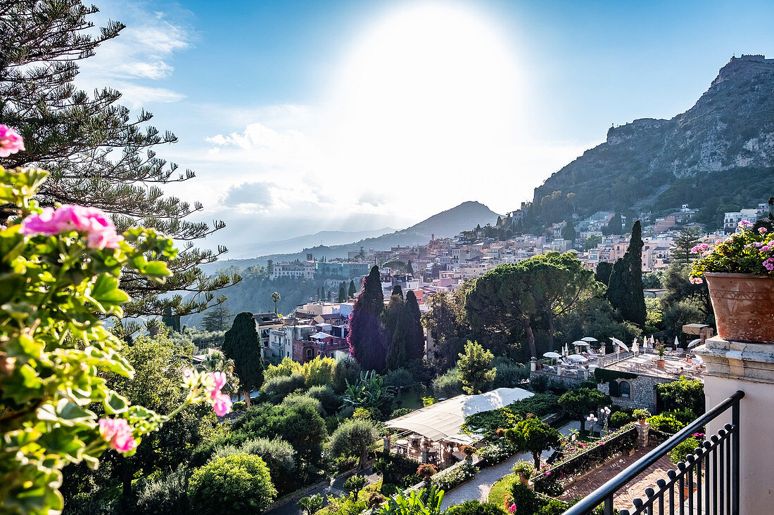 Blick vom Grand Hotel Timeo auf den Ätna und Taormina, Sizilien, Süditalien, Italien
