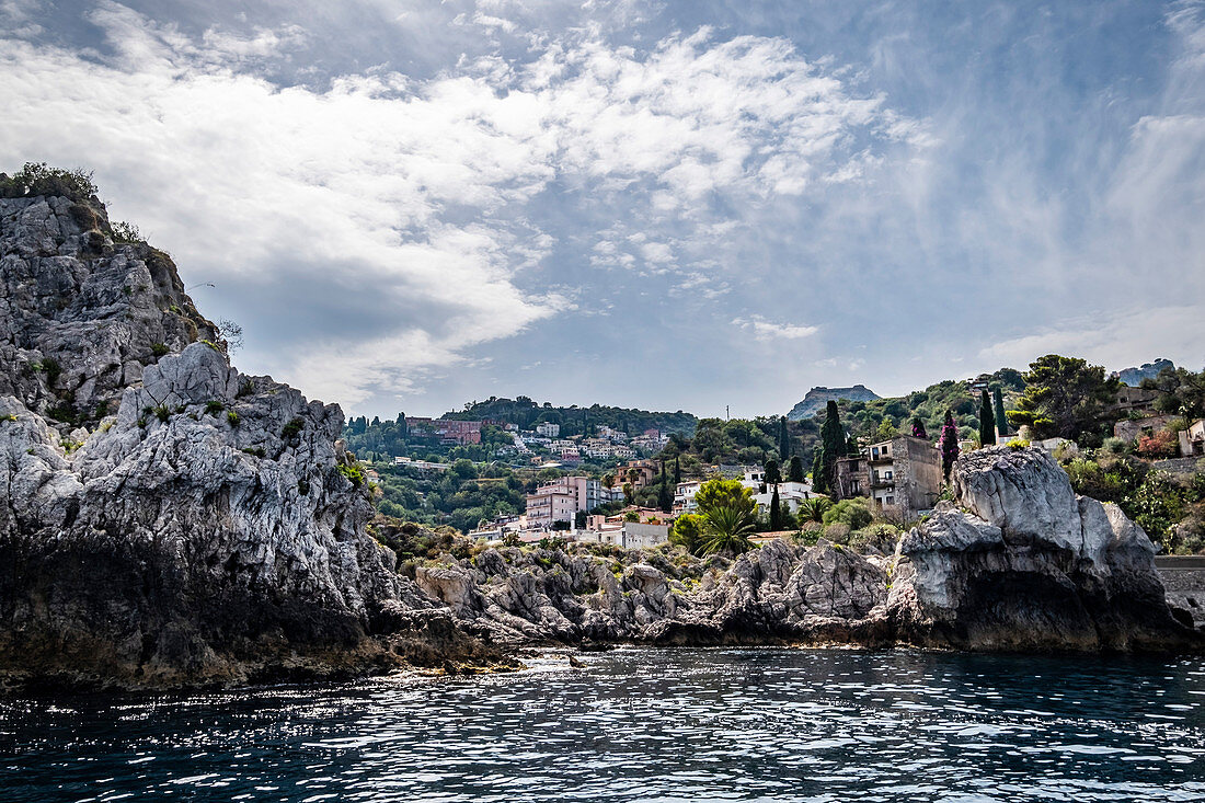 Blick vom Wasser auf Taormina Mare, Sizilien, Süditalien, Italien
