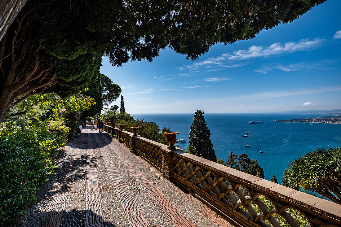 Römischer Garten mit Blick auf das Meer in Taormina, Sizilien, Süditalien, Italien