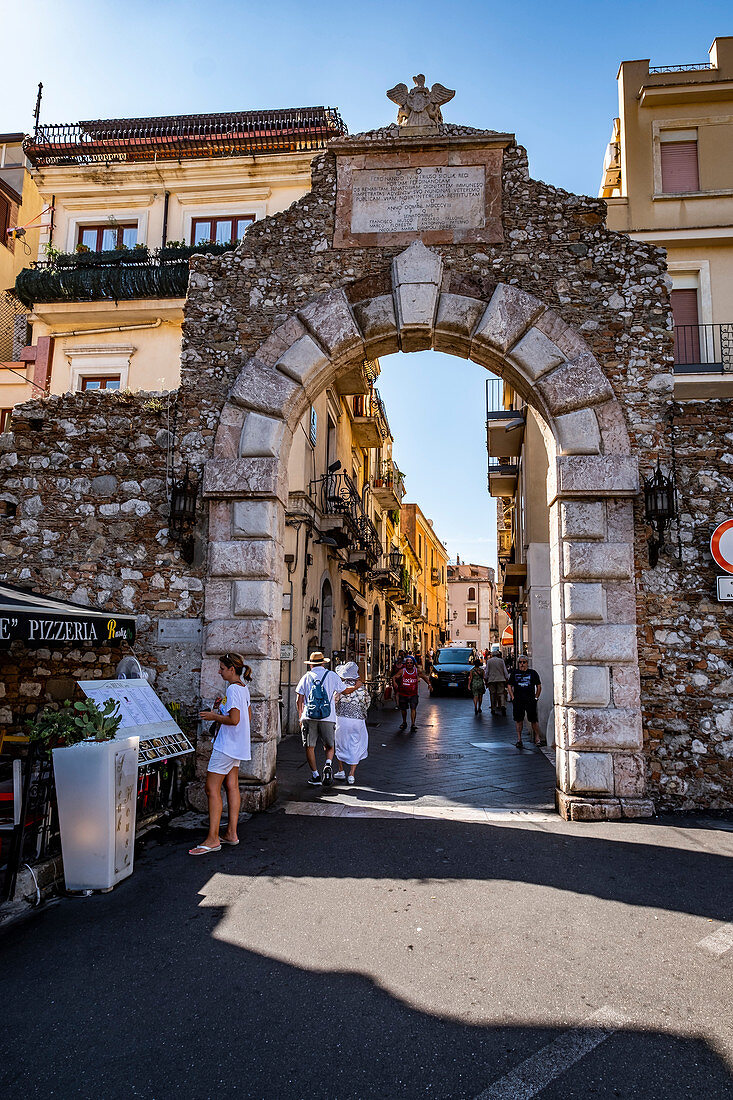 Stadttor zur Altstadt und den Einkaufsgassen von Taormina, Sizilien, Süditalien, Italien