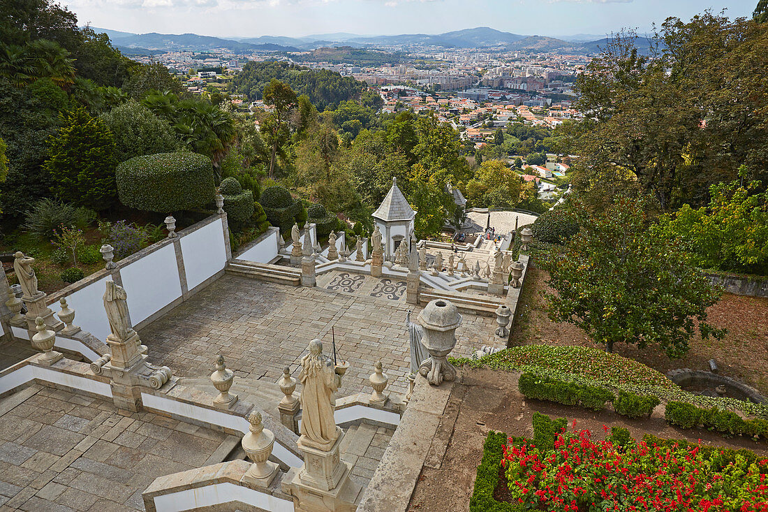 Treppenanlage der Kirche Bom Jesus do Monte östlich von Braga, Distrikt Braga, Portugal, Europa