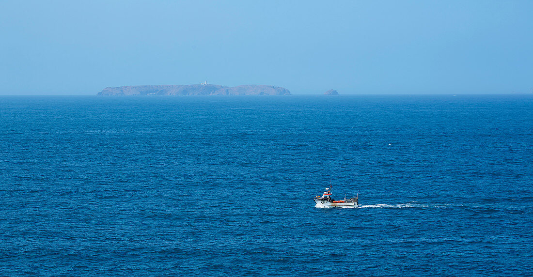 Fischerboot bei Peniche, Cabo Carvoeiro, Distrikt Leiria, Portugal, Europa