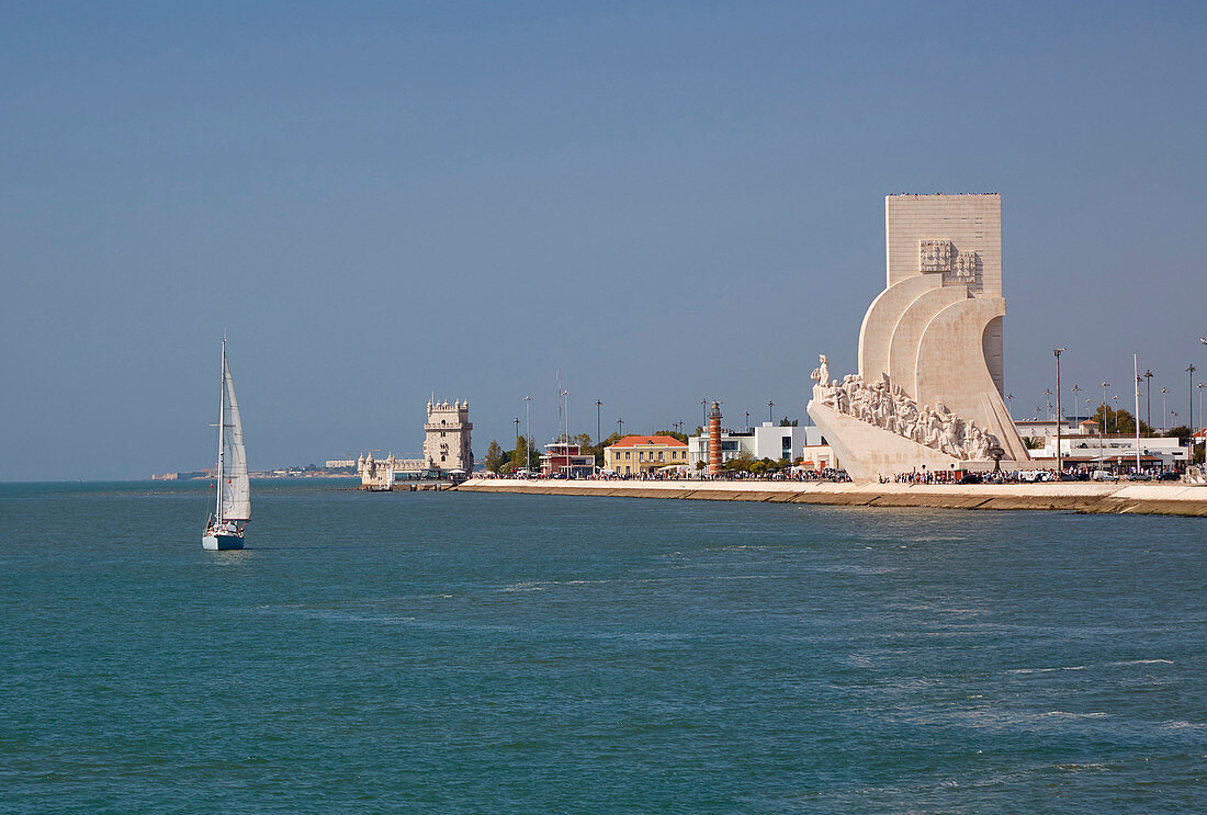 Lissabon - Belém, Denkmal Padrao dos Descombrimentos und Torre de Belém, Rio Tejo, Distrikt Lisboa, Portugal, Europa