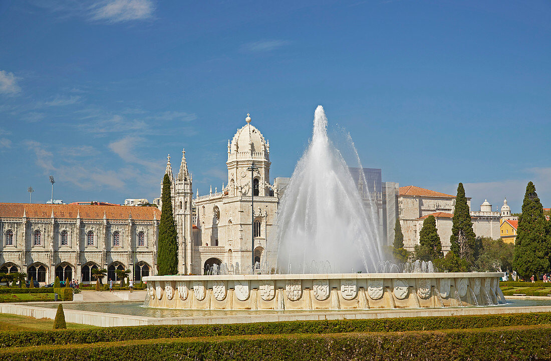 Mosteiro dos Jerónimos mit Springbrunnen in Lissabon - Belém, Rio Tejo, Distrikt Lisboa, Portugal, Europa