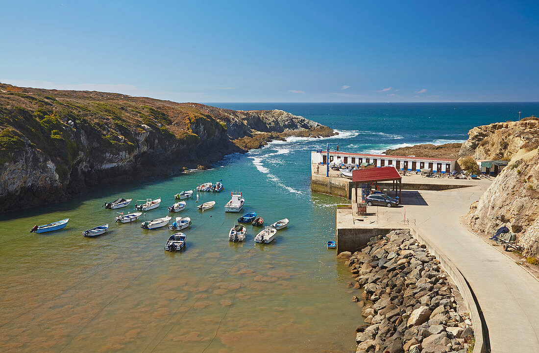 Hafen von  Porto Covo, Distrikt Setubal, Alentejo, Portugal, Europa