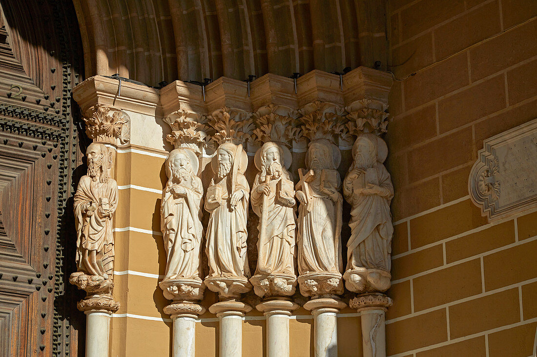 Sculptures of apostles at Évora Cathedral, Sé, Unesco World Heritage, District Évora, Alentejo, Portugal, Europe