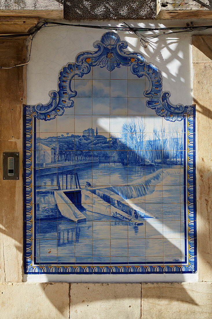 Tomar, Haus mit Azulejos (bemalte Fliesen) in der Straße Rua Serpa Pinto, Distrikt Santarém, Estremadura, Portugal, Europa