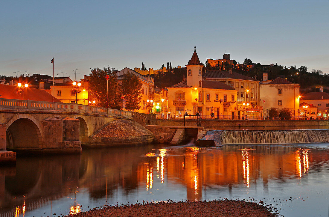 Abend, Brücke über den Fluß Nabao auf die Altstadt von Tomar, Im Hintergrund die Tempelritterburg (Unesco Weltkulturerbe), Distrikt Santarém, Estremadura, Portugal, Europa