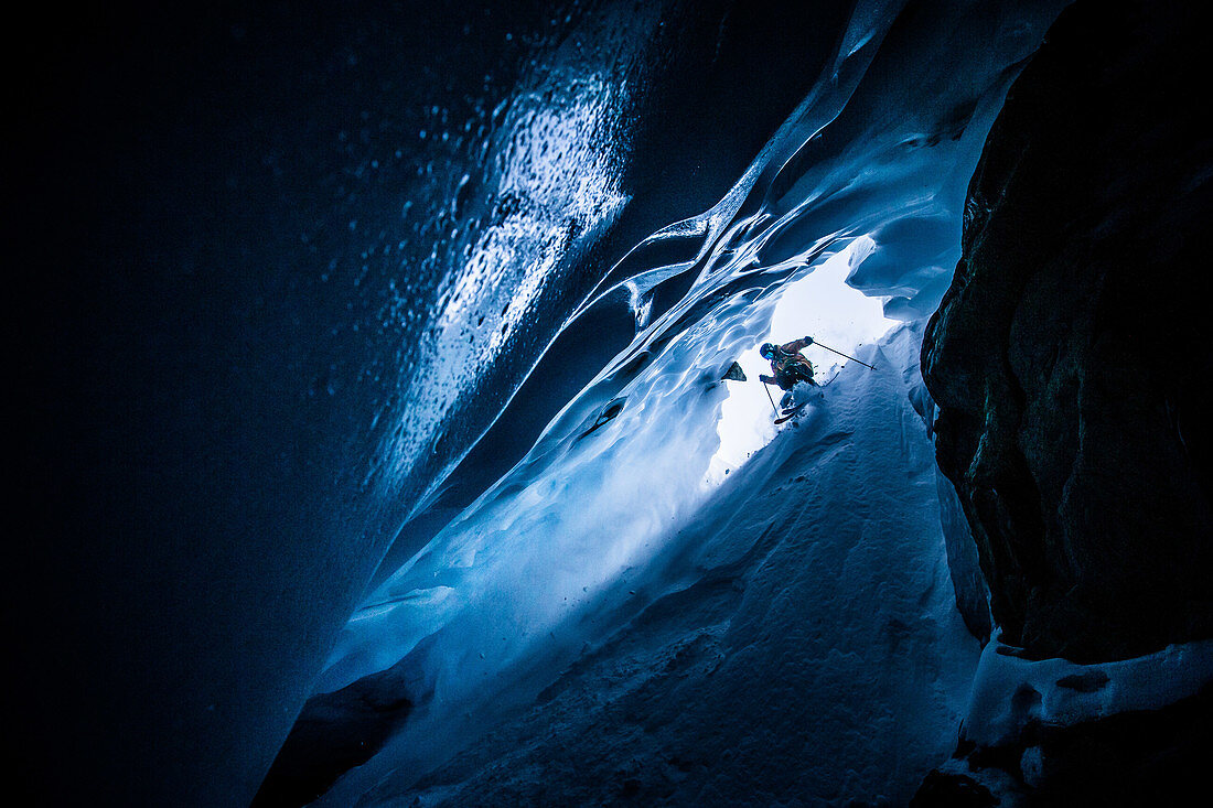 Skifahrer fährt in einer Eishöhle, Pitztal, Österreich,