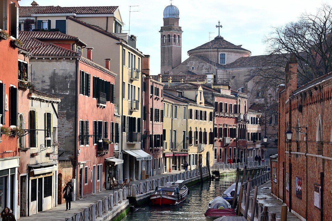 Der Kanal und Häuser im Stadtteil Cannaregio, Venedig, Italien
