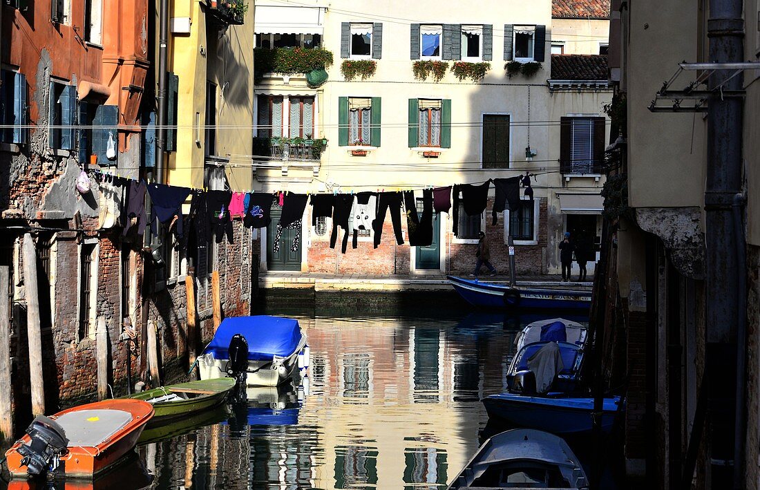 Wäscheleine über den Kanälen des Stadtteils Cannaregio in Venedig, Italien