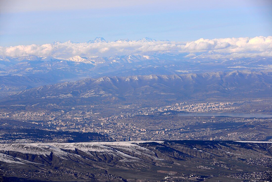 Bei Tiflis im Hintergrund der große Kaukasus mit dem Kazbek, Anflug auf Tiflis, gesehen aus dem Flugzeug, Georgien