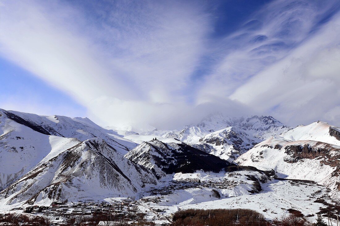 Winterlandschaft bei Kazbegi an der Heerstraße im Grossen Kaukasus, Georgien