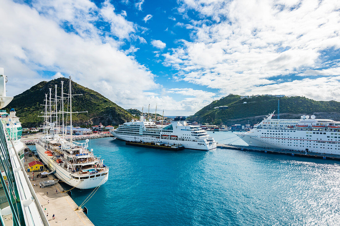 Kreuzfahrtschiffe im Hafen von Philipsburg, St. Martin, Karibik, Kleine Antillen