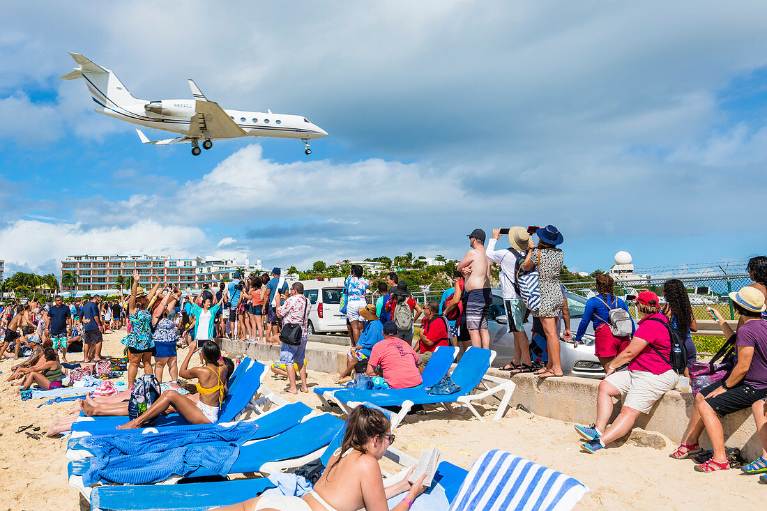 Der volle Maho Beach, Landeanflug eines Jets, Philipsburg, St. Martin, Karibik, Kleine Antillen