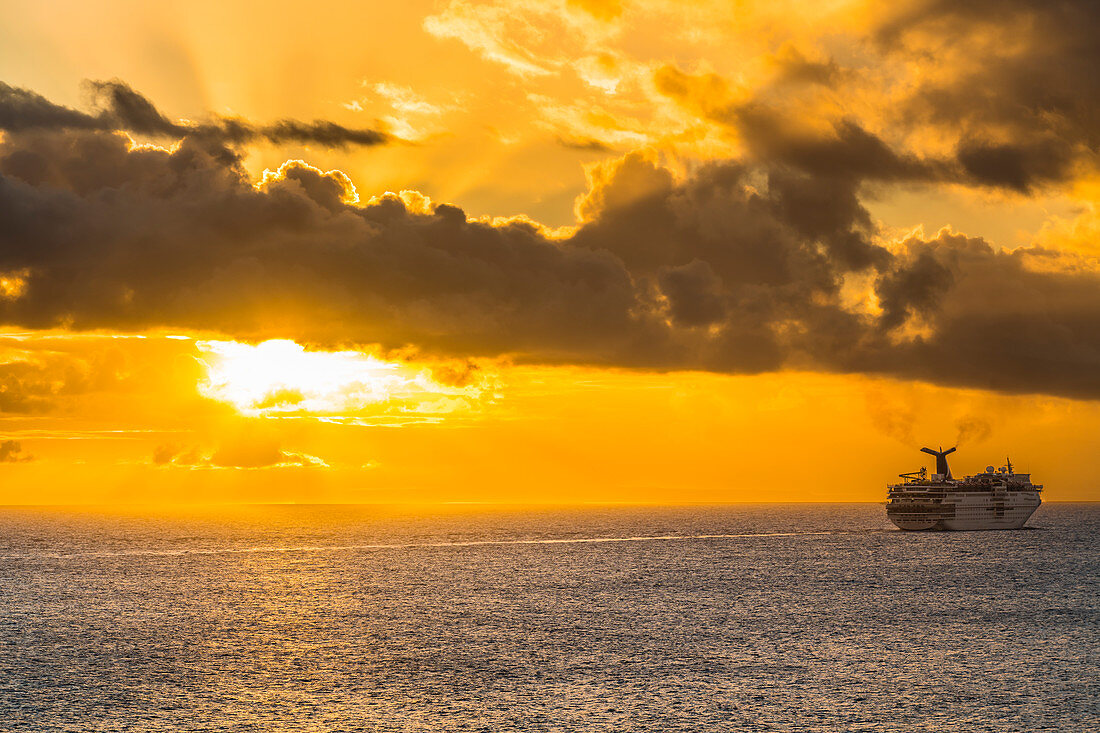 Kreuzfahrtschiff vor Sonnenuntergang im Karibischen Meer, Saint Thomas, Karibik, Niederländische Antillen