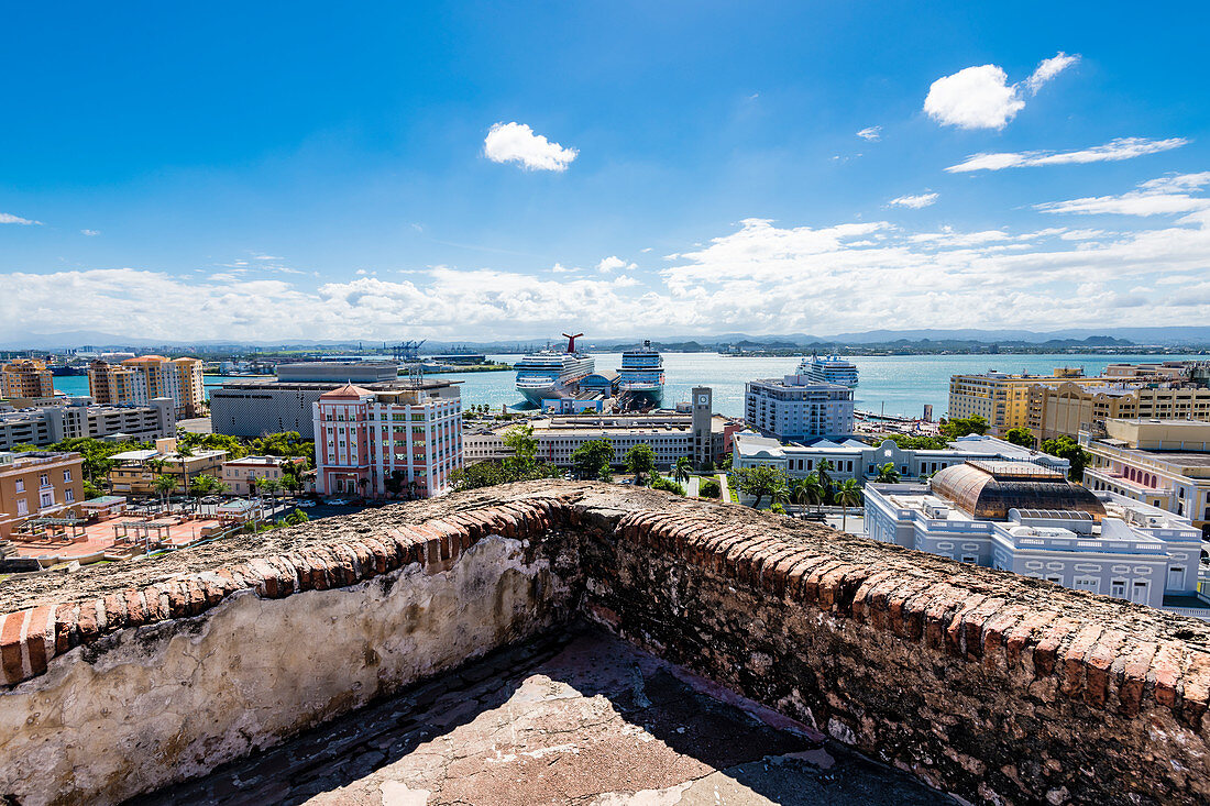 Blick auf die Altstadt mit Hafen von der Festung de San Cristóbal, San Juan, Puerto Rico, Karibik, USA