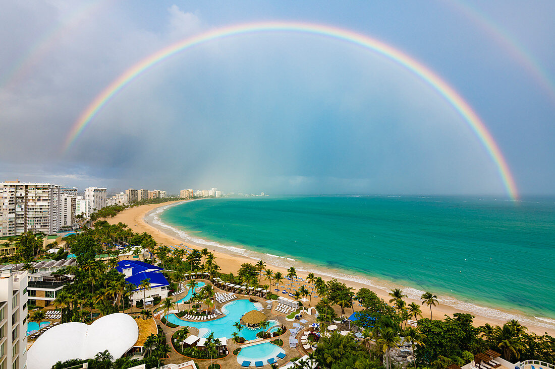 Blick auf den Atlantik, Strand mit Regenbogen, San Juan, Puerto Rico, Karibik, USA