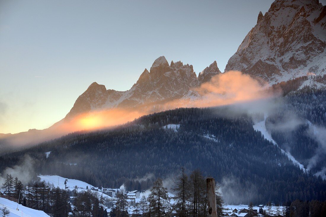 Sonnenaufgang bei Sexten, Dolomiten, Südtirol im Winter, Italien