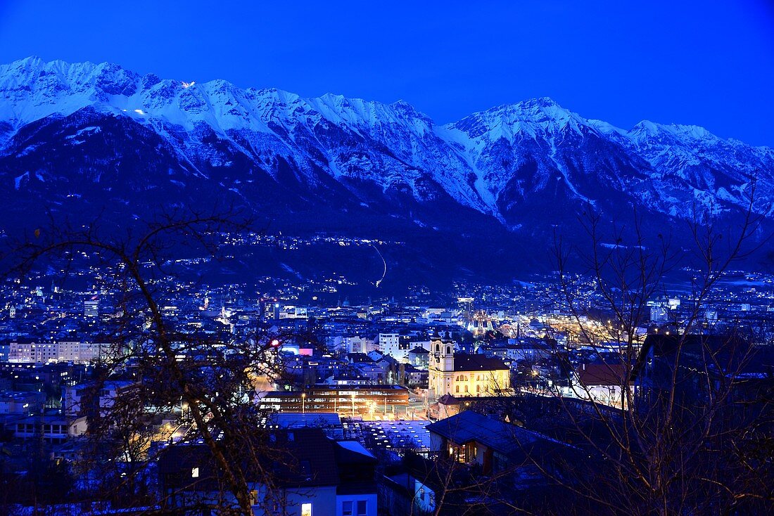Abendlicher Blick auf Innsbruck mit Karwendel Gebirge, Tirol, Österreich