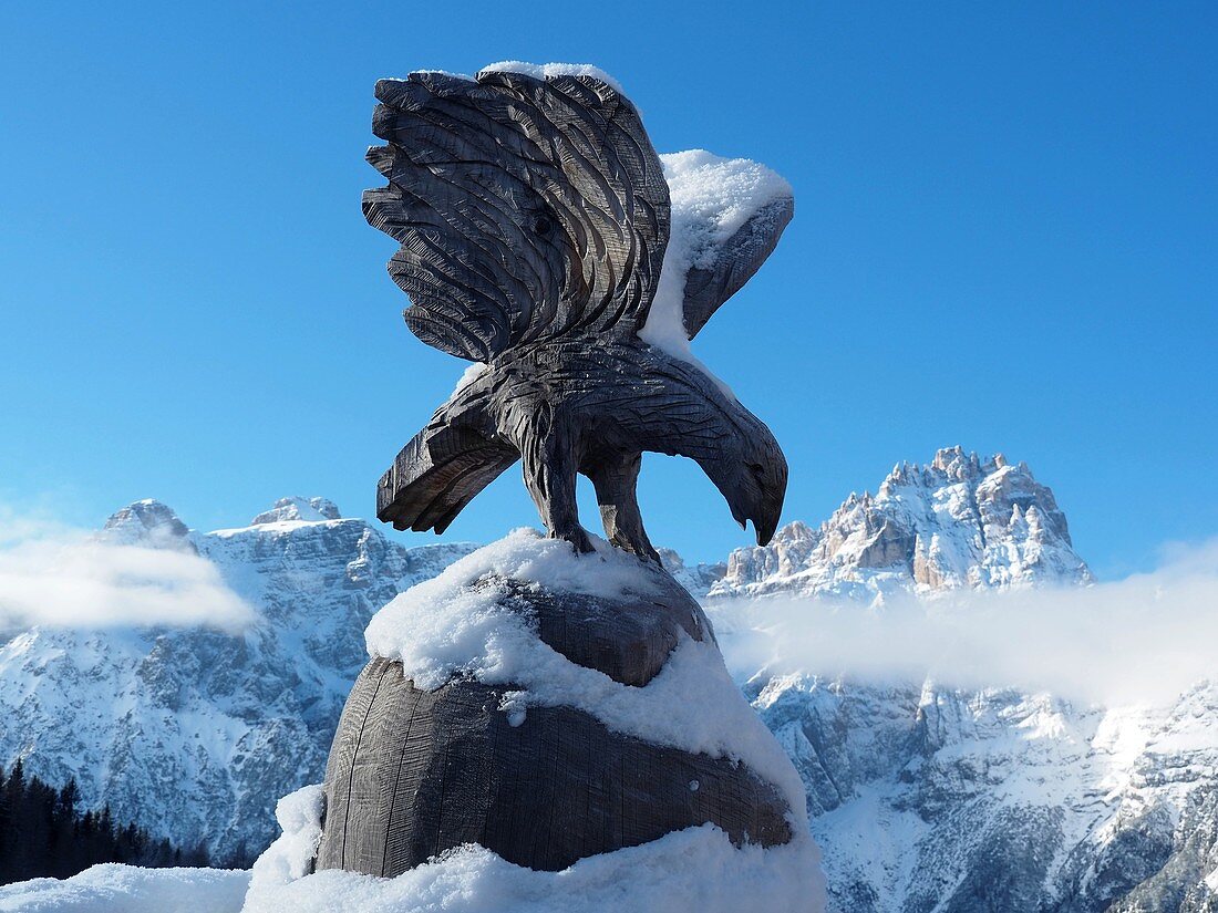 Bei Sexten mit Dreischusterspitze, Dolomiten, Südtirol im Winter, Italien