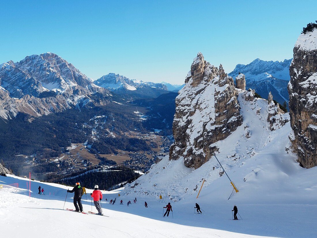 Skizirkus unter der Tofana mit Cristallo, Cortina d´Ampezzo, Winter im Veneto, Italien
