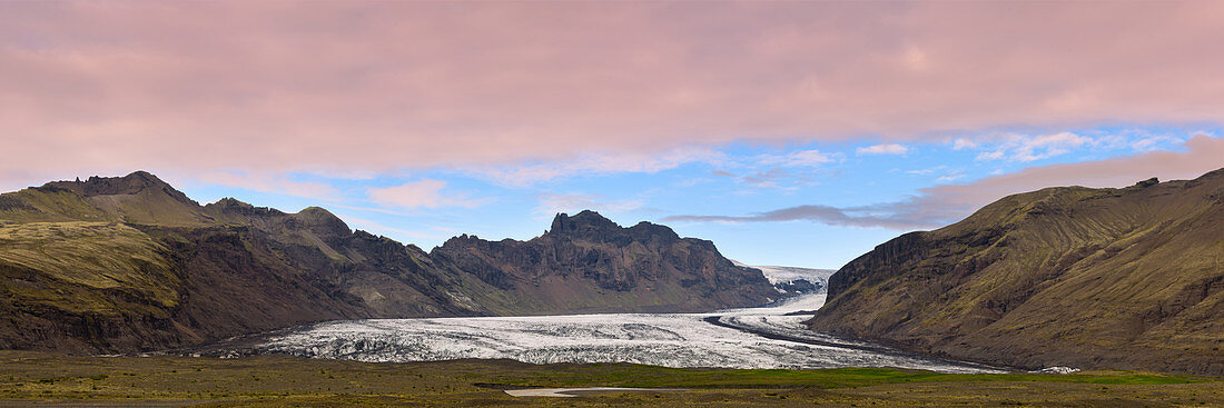 Panoramaaufnahme der Gletscherzunge Skaftafelljökull, Island, Europa