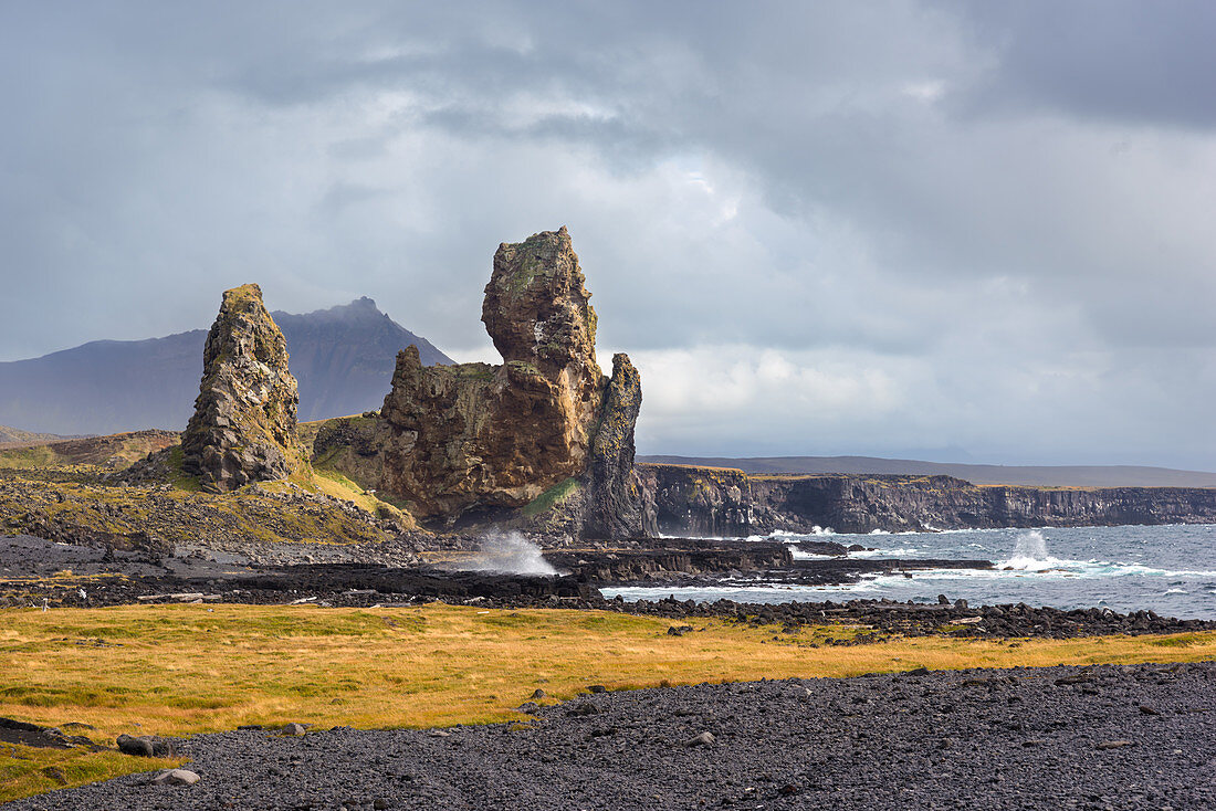 Die Felstürme Londrangar im Snaefellsjökull National Park, Hellnar, Island, Europa
