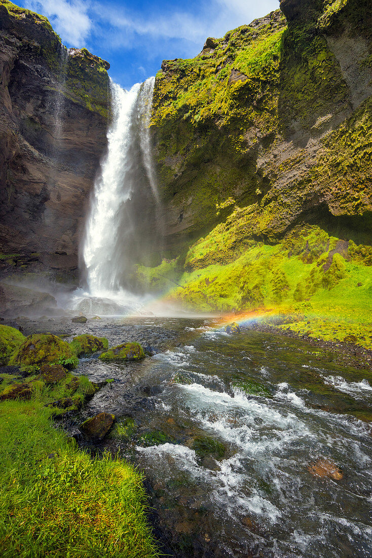 Der Wasserfall Kvernufoss mit Regenbogen im Sonnenlicht, Island, Europa