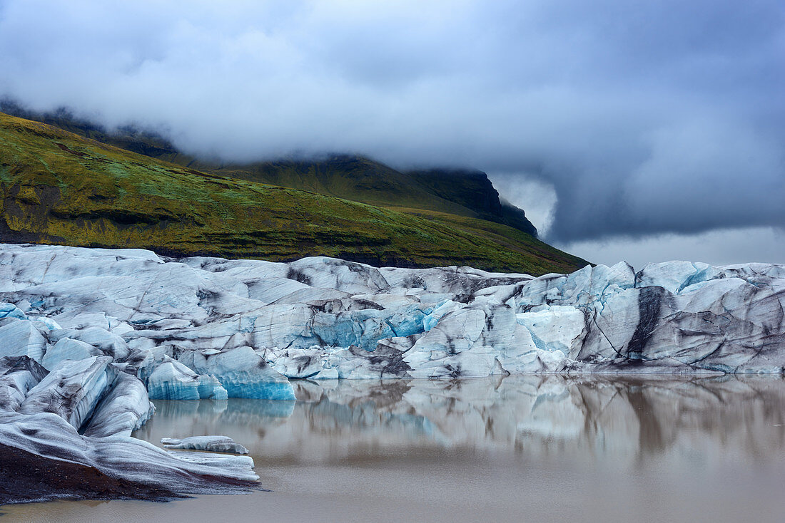Die Gletscherzunge Svinafellsjökull im abziehenden Nebel, Island, Europa