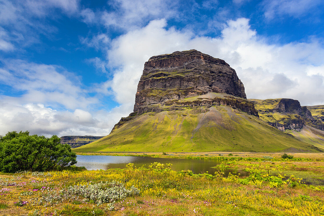 Grüne Sommerlandschaft am Berg Lomagnupur, Island, Europa
