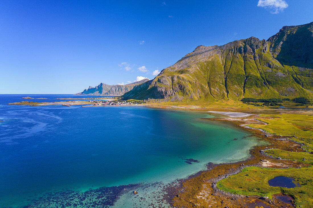 Die Bucht von Flakstadoya, Lofoten, Norwegen, Europa