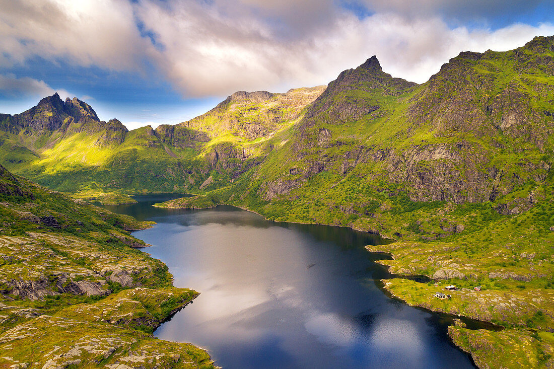 Der See Agvatnet, im Nationalpark Lofotodden, Insel Moskenesoya, Lofoten, Norwegen, Europa