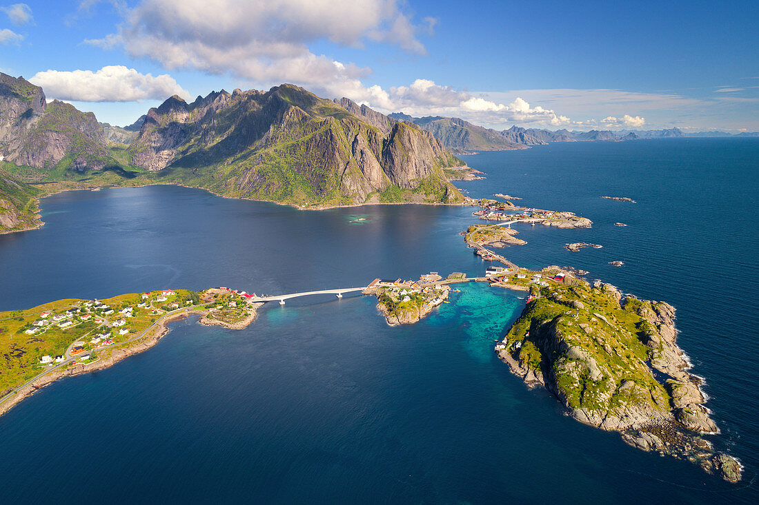 Luftaufnahme der Insel Moskenesoya mit Reine und Olstinden, Lofoten, Norwegen, Europa