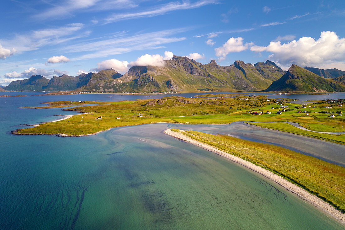 Luftaufnahme der Insel Moskenesoya mit Sandbotnen, Yttersand, Fredvang, Lofoten, Norwegen, Europa