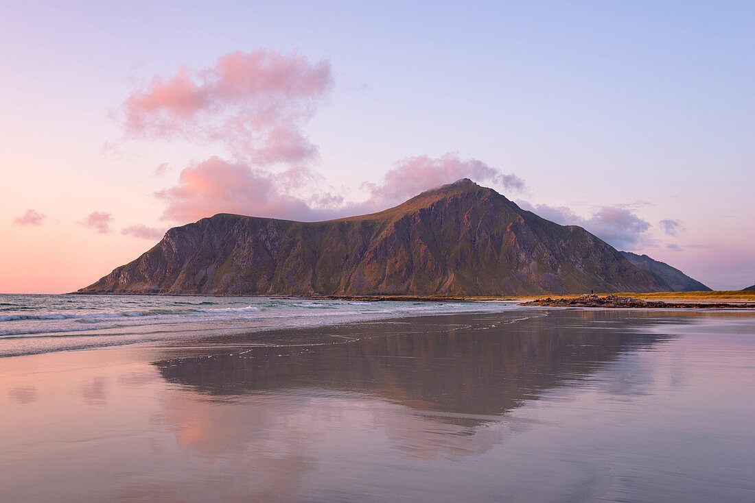 Sonnenuntergang am Strand Skagsanden, in der Nähe von Flakstadoya, Lofoten, Norwegen, Europa