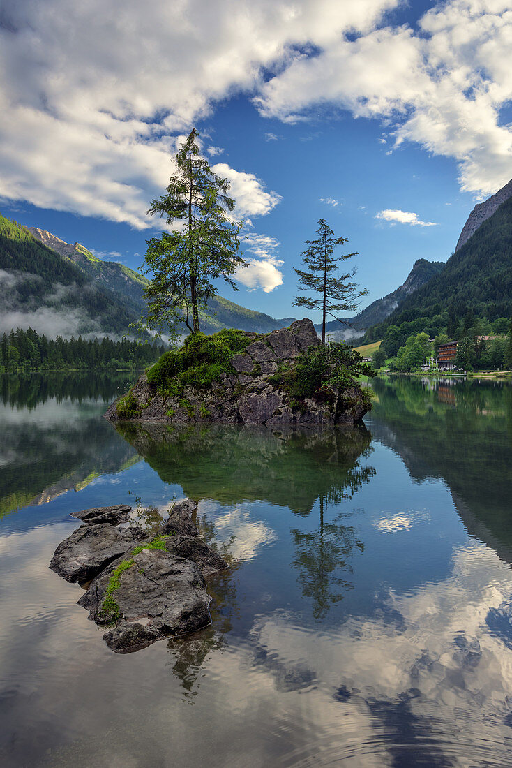 Blick auf die kleine Insel im Hintersee, Berchtesgadener Land, Bayern, Deutschland, Europa