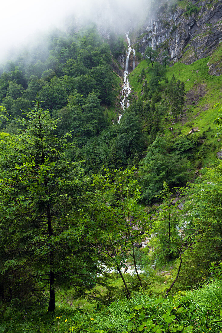 Ein Wasserfall in der Höllentalklamm bei Grainau, Bayern, Deutschland, Europa