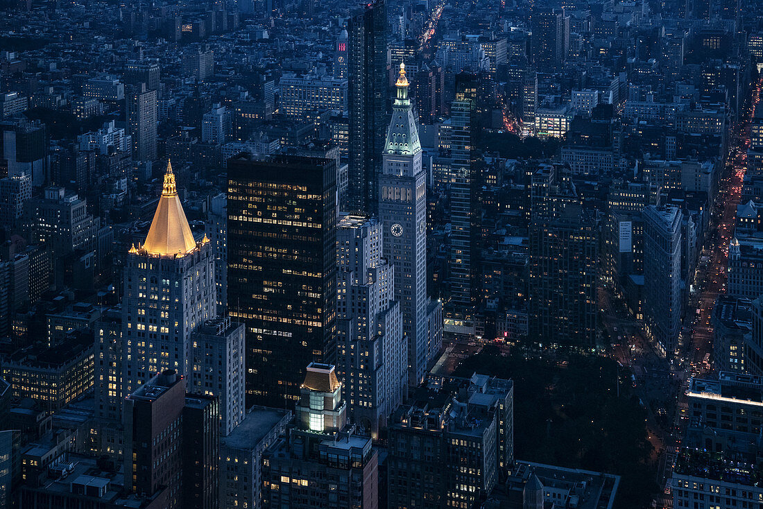 Uhrenturm und New York Life mit goldenen Dächern ragen aus der Dunkelheit hervor, Blick von Aussichtsplattform des Empire State Building, Manhattan, New York City, Vereinigte Staaten von Amerika, USA, Nordamerika