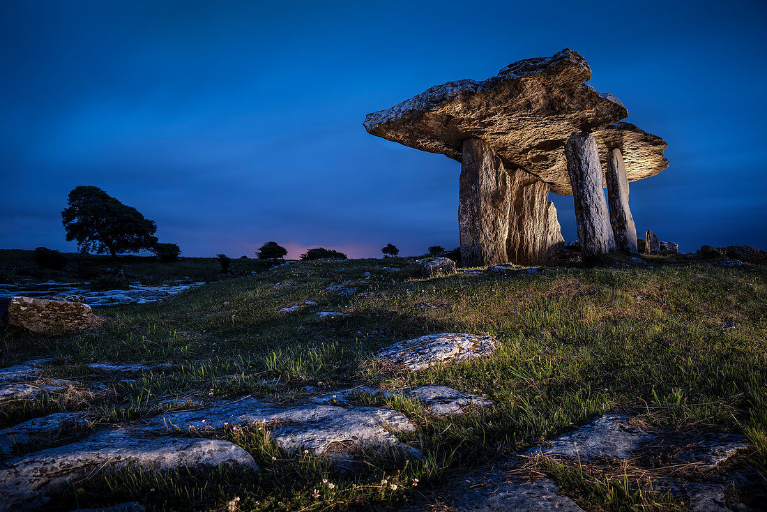 Megalith Poulnabrone-Dolmen, karst landscape „The Burren“, County Clare, Ireland, Europe