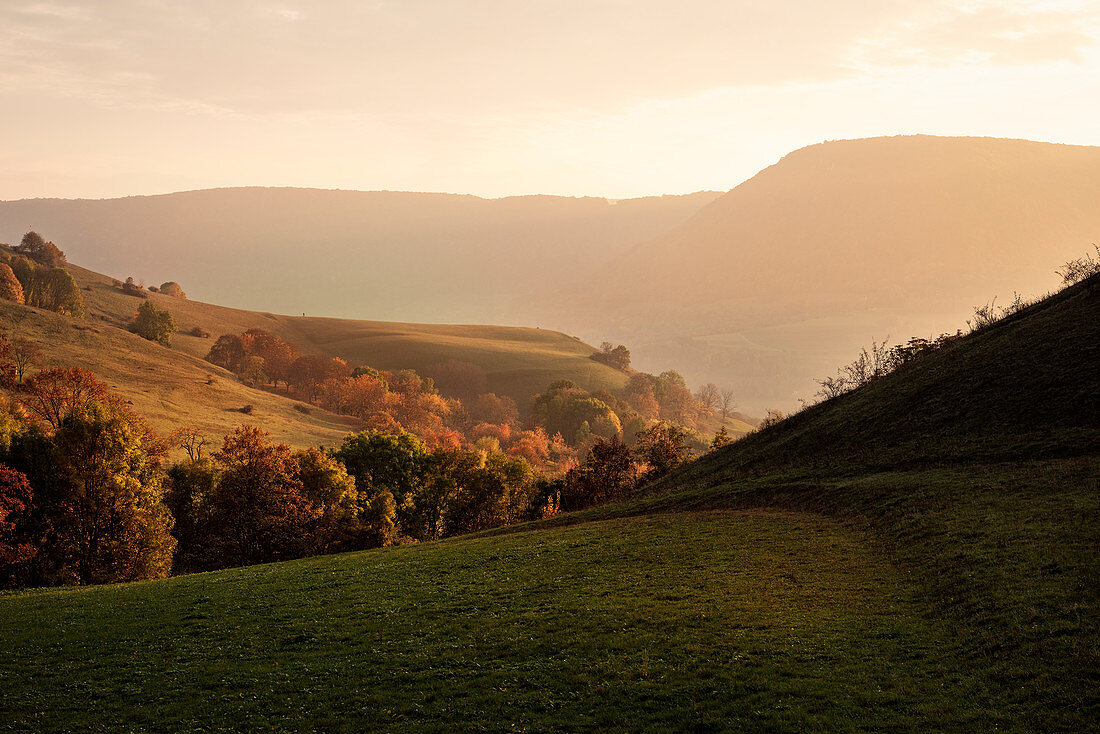 Landschaft im warmen Licht der untergehenden Sonne bei der Burg Teck, Kirchheim Teck, Biosphärengebiet, Schwäbische Alb, Baden-Württemberg, Deutschland