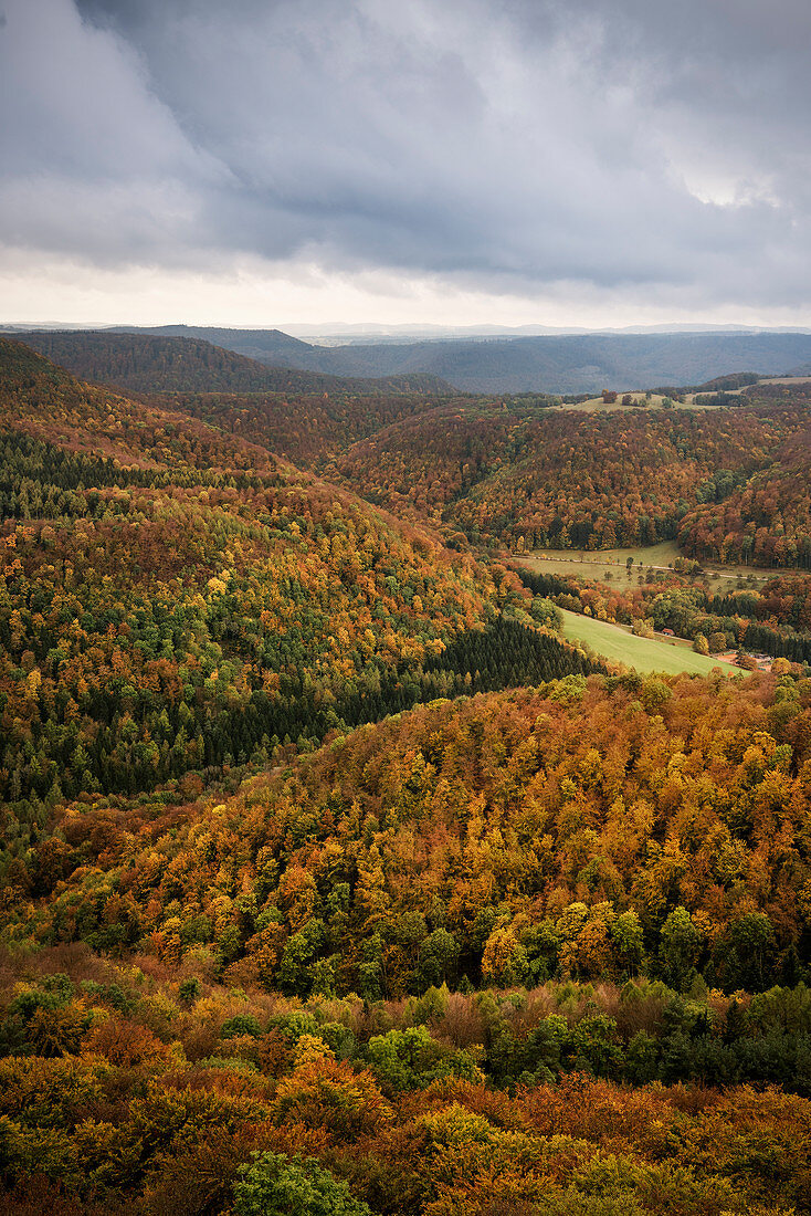 Blick vom Roßbergturm auf den herbstlichen Albtrauf (hier dem Westrand der Schwäbischen Alb),  Gönningen bei Reutlingen, Baden-Württemberg, Deutschland