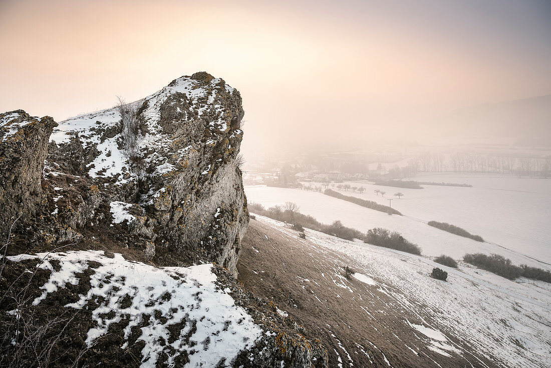 Bizarre Felsfomrationen beim Ipf (Zeugenberg) im Winter mit Nebel, Bopfingen, Ostalbkreis, Schwäbische Alb, Baden-Württemberg, Deutschland