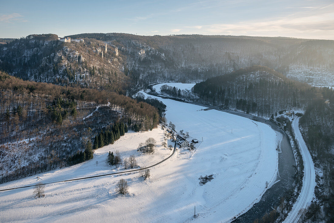 Blick vom Eichfels zur Burg Wildenstein im Winter, Naturpark Oberes Donautal, Landkreis Sigmaringen, Schwäbische Alb, Donau, Baden-Württemberg, Deutschland