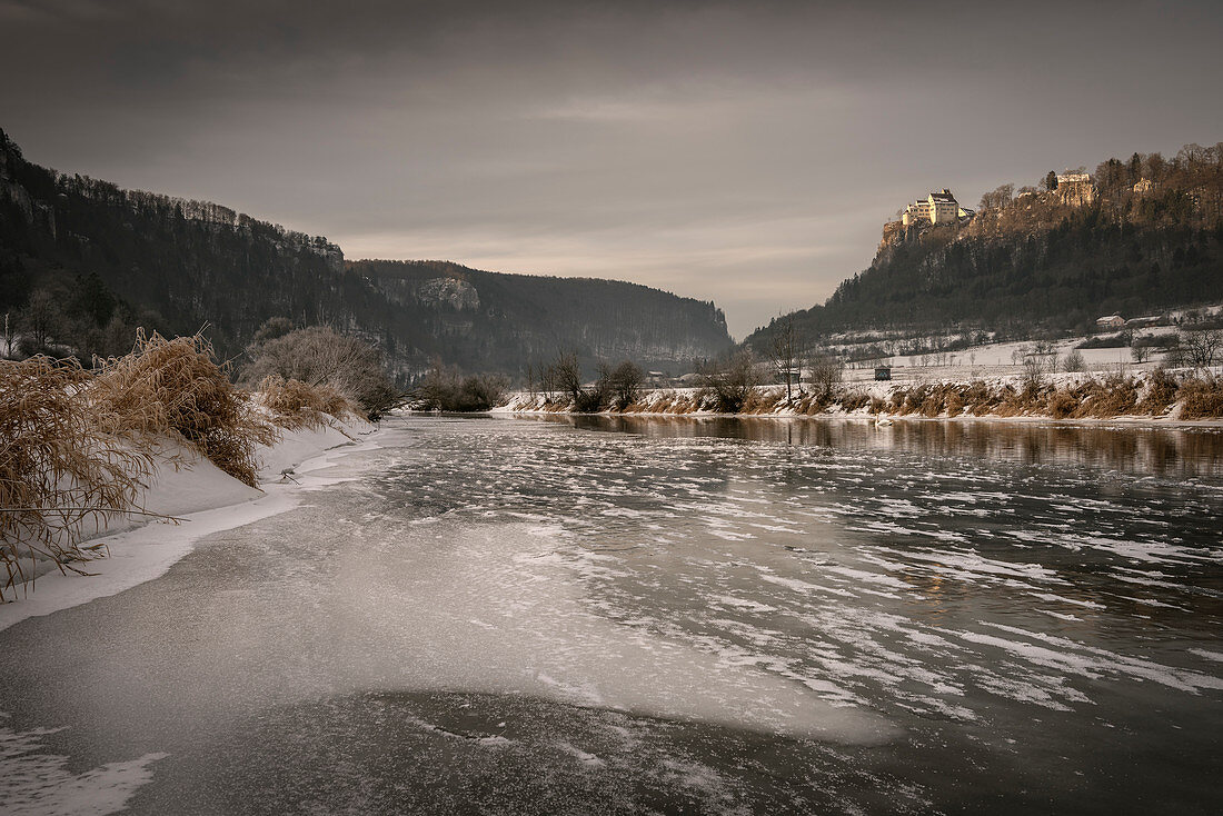 zugefrorene Donau und die Burg Werenwag im Winter, Naturpark Oberes Donautal, Landkreis Sigmaringen, Schwäbische Alb, Donau, Baden-Württemberg, Deutschland
