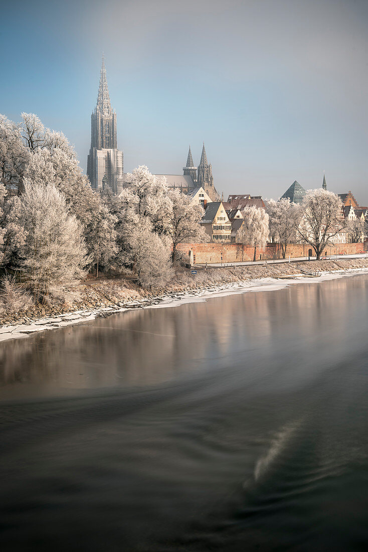 Ulm cathedral, historic town of Ulm at the Danube River, covered in snow, Baden-Wuerttemberg, Germany
