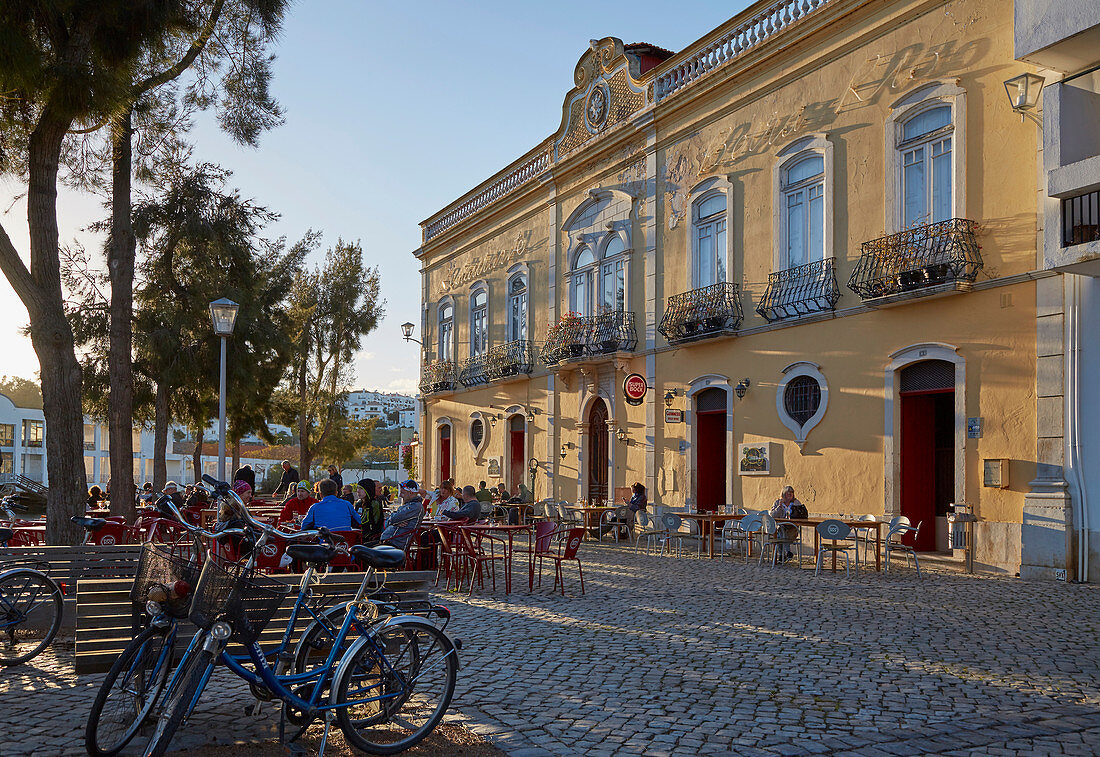 Restaurant in Tavira kurz vor Sonnenuntergang, Distrikt Faro, Region Algarve, Portugal, Europa