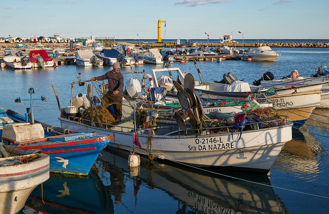 Fischerboote und ein Fischer, Hafen, Olhao, Naturschutzgebiet Ría Formosa, Distrikt Faro, Region Algarve, Portugal, Europa