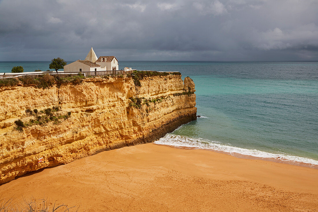Kapelle an der Steilküste mit Strand, Praia da Senhora da Rocha, Armacao de Pêra, Atlantik, Distrikt Faro, Region Algarve, Portugal, Europa