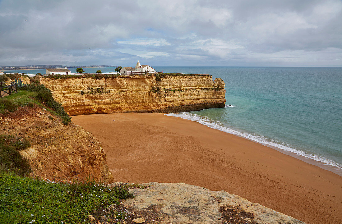 Kapelle und Steilküste, Strand, Praia da Senhora da Rocha, Armacao de Pêra, Atlantik, Distrikt Faro, Region Algarve, Portugal, Europa